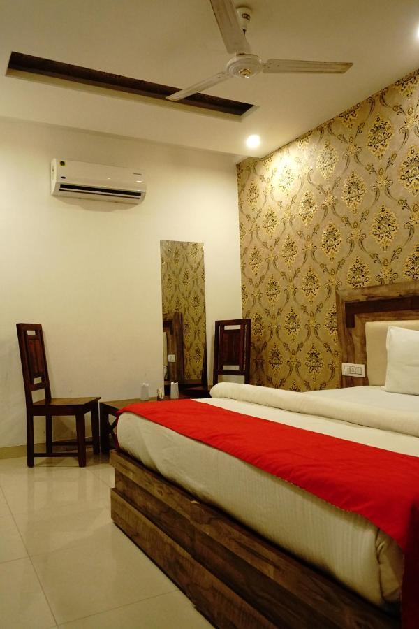 Hotel Almond Zirakpur Exteriér fotografie